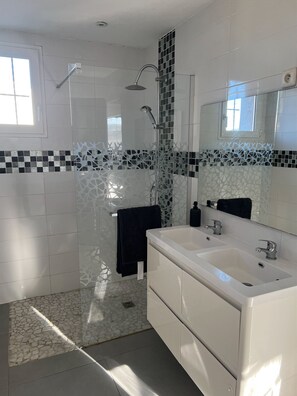 Towels, toilet paper - Magnificent detached house (Port-de-Bouc)