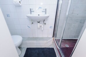Shower, hair dryer - Blackpool Lodge Single Room - 19223 (Blackpool)
