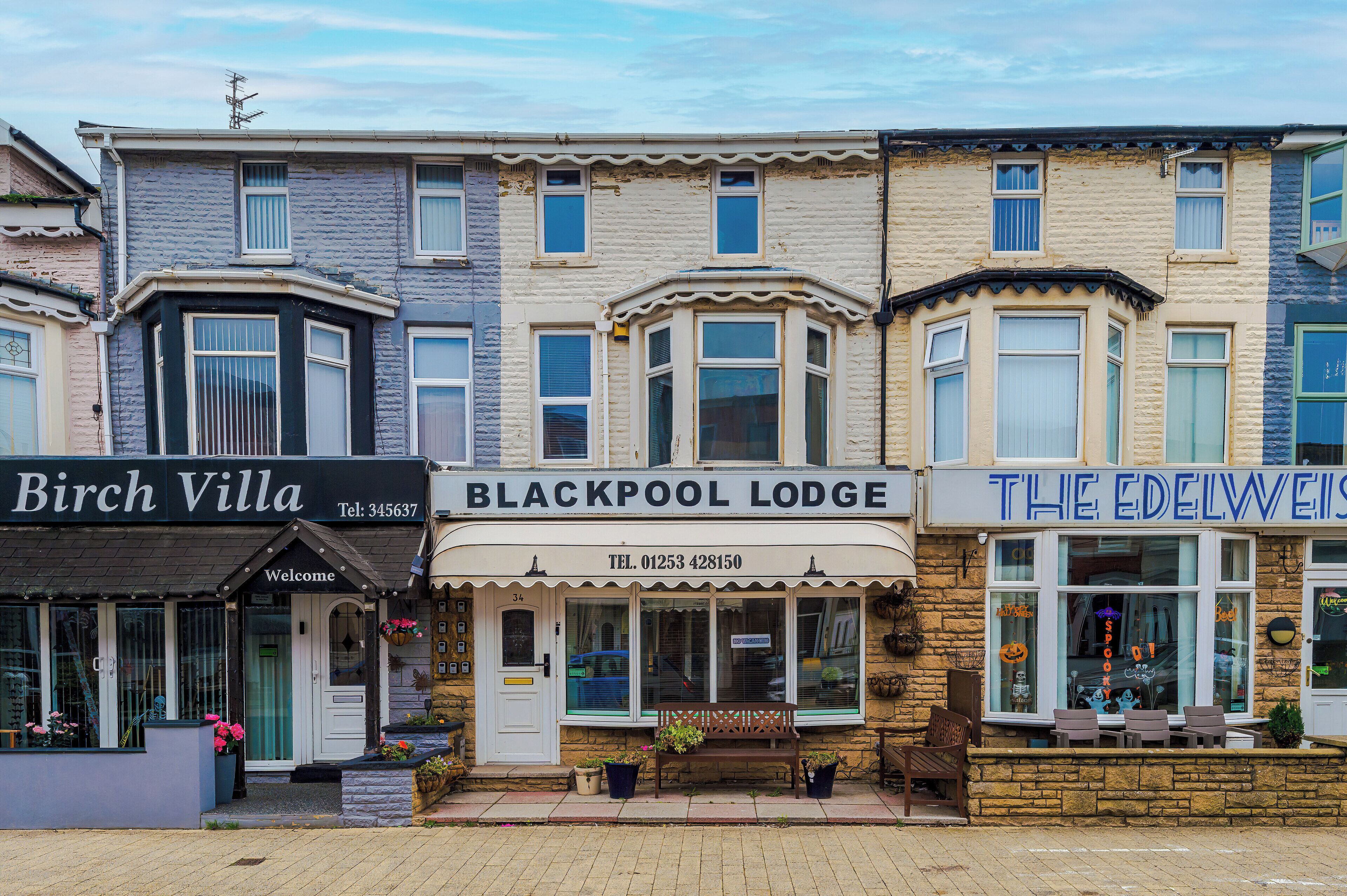 Trois maisons mitoyennes se distinguent par leurs façades : Birch Villa, Blackpool Lodge et The Edelweiss.
