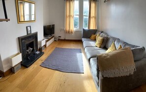 Living area - 3 Double bedroomed flat, Acton. London, UK (london)