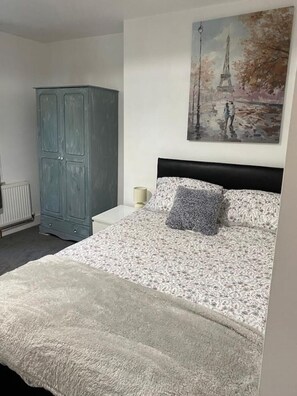 Iron/ironing board, WiFi, bed sheets - 3 Double bedroomed flat, Acton. London, UK (london)