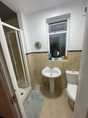 Shower, hair dryer, towels, soap - 3 Double bedroomed flat, Acton. London, UK (london)