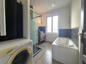Shower, towels - La Perle Rémoise - Appartement paisible et cosy (Reims)