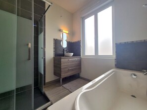 Shower, towels - La Perle Rémoise - Appartement paisible et cosy (Reims)