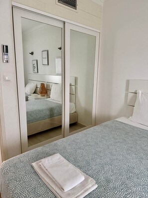 Tabla de planchar con plancha, wifi y ropa de cama 