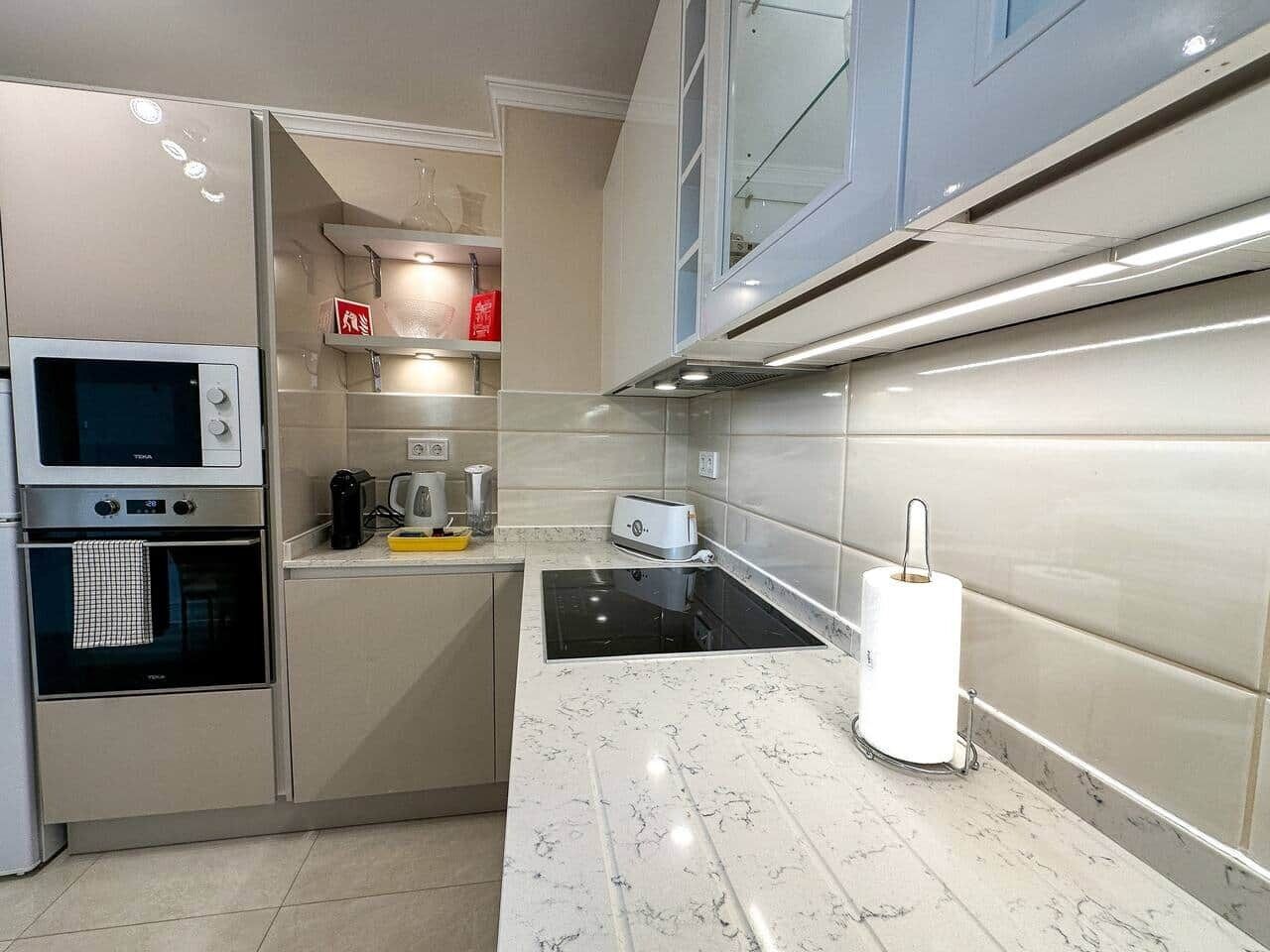 Kjøleskap, mikrobølgeovn, ovn og kokeplater