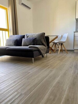 TV - Minimalist Nomad Seaside Apartment (Quarteira)