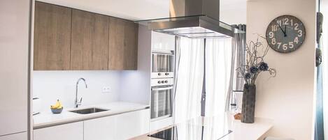 Réfrigérateur, micro-ondes, four, plaque de cuisson