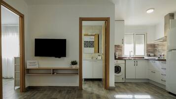 Réfrigérateur, micro-ondes, plaque de cuisson, cafetière/bouilloire