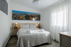 Tabla de planchar con plancha, wifi y ropa de cama 