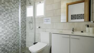Een douche, een haardroger, handdoeken