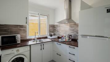 Een koelkast, een microgolfoven, een kookplaat