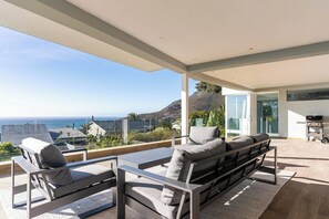 Outdoor dining - Camps Bay View:Chic & Cozy Place (Camps Bay)