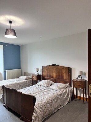4 bedrooms, internet, bed sheets - In the center of France and in the countryside, discover the large Terroliers gîte. (Neaux)