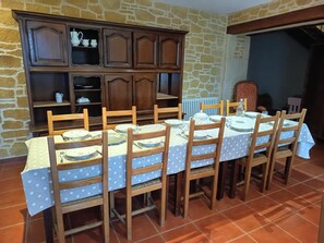 Dining - In the center of France and in the countryside, discover the large Terroliers gîte. (Neaux)