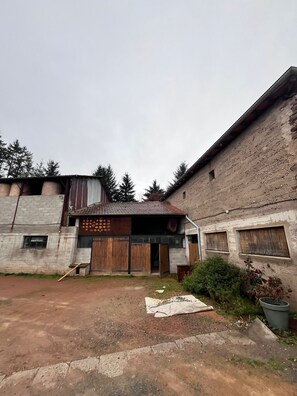 المنشأة من الخارج