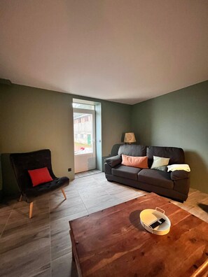 Living area - In the center of France and in the countryside, discover the large Terroliers gîte. (Neaux)