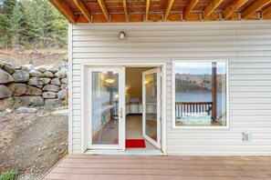 Terrace/patio - Wallowa Lakefront with a private dock, two decks (Joseph)