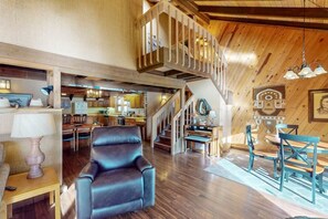 TV, fireplace - Meadowlark with beautiful Wallowa Lake views (Joseph)