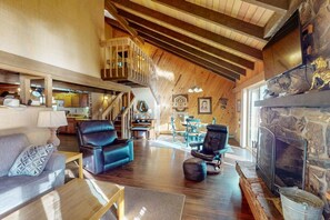 TV, fireplace - Meadowlark with beautiful Wallowa Lake views (Joseph)