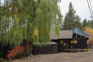 Exterior - The Treehouse lakefront– scenic family getaway (Joseph)