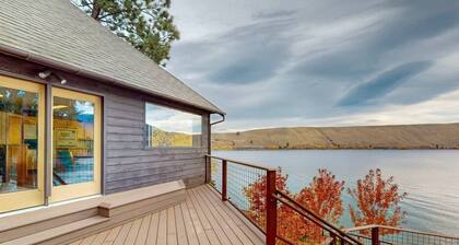 The Treehouse lakefront– scenic family getaway