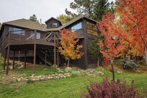 Exterior - The Treehouse Lake Retreat – Warm, Scenic Family Getaway with Peaceful Views, Easy Wallowa Lake Access. 3 Story home! (Joseph)