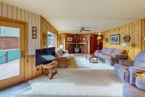 TV - The Treehouse lakefront– scenic family getaway (Joseph)