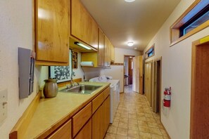 Interior - The Treehouse lakefront– scenic family getaway (Joseph)