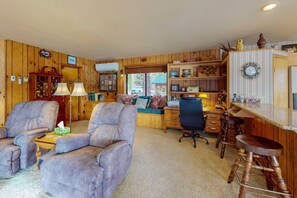 Interior - The Treehouse lakefront– scenic family getaway (Joseph)