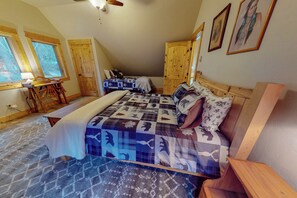 3 bedrooms, iron/ironing board, free WiFi, bed sheets - Welcome to our relaxing riverfront home at Wallowa Lake, the perfect getaway for families, friends, and nature lovers. Located on a quiet dead-end road, this peaceful retreat offers both privacy and easy access to the area’s most beautiful scenery. (Joseph)