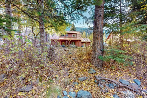 Welcome to our relaxing riverfront home at Wallowa Lake, the perfect getaway for families, friends, and nature lovers. Located on a quiet dead-end road, this peaceful retreat offers both privacy and easy access to the area’s most beautiful scenery.