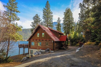 Golden Saddle 7 is a beautiful lakefront log home on Wallowa Lake with seasonal private dock and wood-burning fireplace