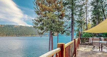 Golden Saddle lakefront log home-Wallowa Lake