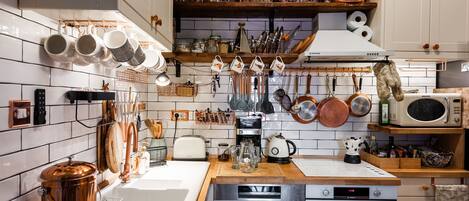 Cafetera y tetera y utensilios de cocina