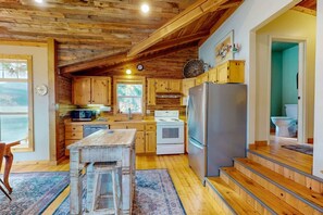 Fridge, microwave, oven, stovetop - `Sunrise` formally Queens Court  Wallowa lakefront (Joseph)