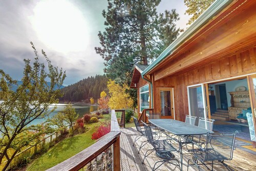 "Sunrise" a lakefront retreat with stunning views, private dock, deck, full kitchen, and cozy spaces—perfect for a relaxing Wallowa Lake getaway!