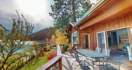 "Sunrise" a lakefront retreat with stunning views, private dock, deck, full kitchen, and cozy spaces—perfect for a relaxing Wallowa Lake getaway!