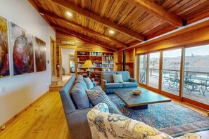 TV, fireplace - `Sunrise` formally Queens Court  Wallowa lakefront (Joseph)