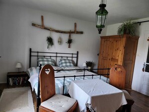 2 bedrooms, iron/ironing board, WiFi