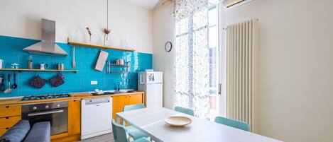 Fridge, oven, stovetop, dishwasher