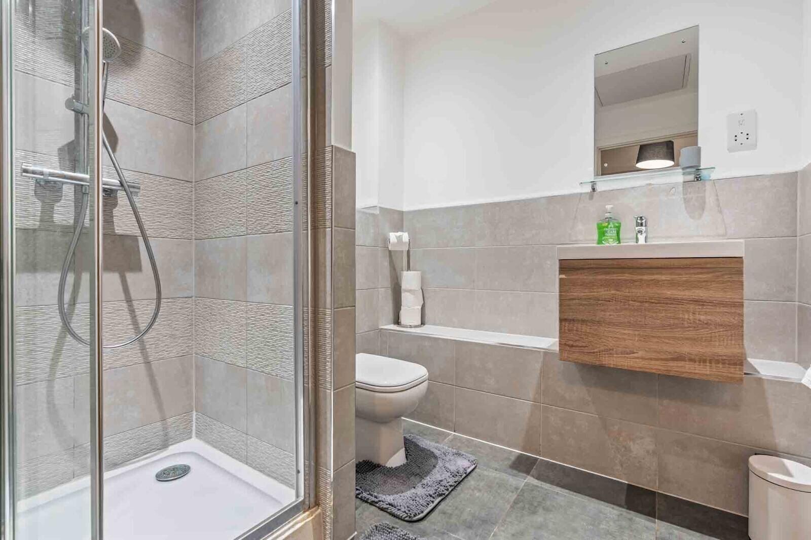 Shower, perlengkapan mandi gratis, pengering rambut, dan handuk