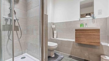 Shower, perlengkapan mandi gratis, pengering rambut, dan handuk