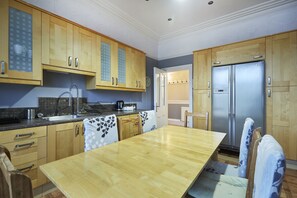 Dining - Hayy 5-Bedroom Contractor Stay Huddersfield (Huddersfield)