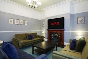 Living area - Hayy 5-Bedroom Contractor Stay Huddersfield (Huddersfield)