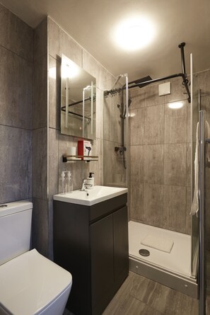 Bathroom - Hayy 5-Bedroom Contractor Stay Huddersfield (Huddersfield)