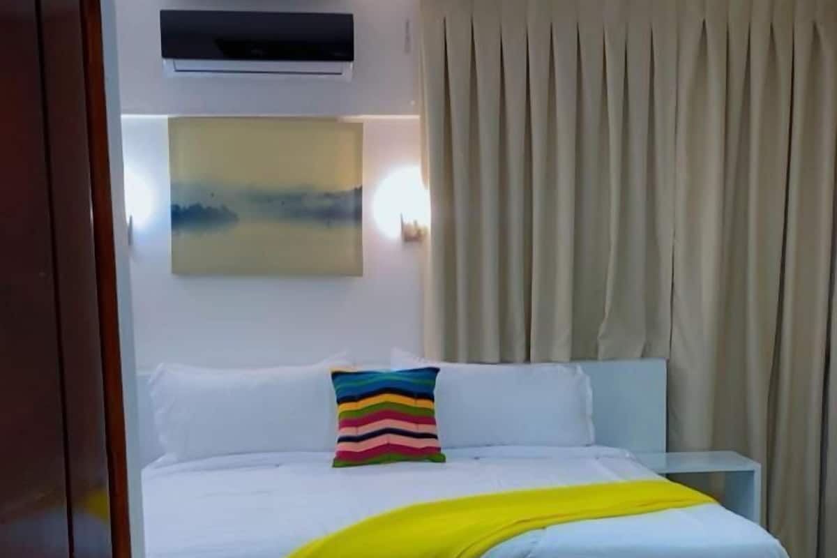 Cofres nos quartos, individualmente mobiliados, cortinas blackout