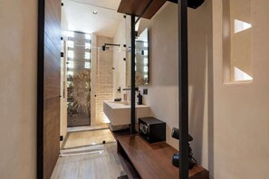 Shower, hair dryer, towels, shampoo - Boutique Tulum Apartment w/ Private Plunge Pool (Tulum)