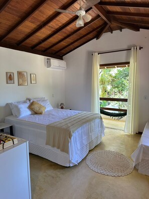 Habitación triple Premium, lanai, vista a la alberca | Cortinas blackout, tabla de planchar con plancha y wifi gratis