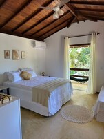 Habitación triple Premium, lanai, vistas a la piscina | Cortinas opacas, tabla de planchar con plancha, wifi gratis